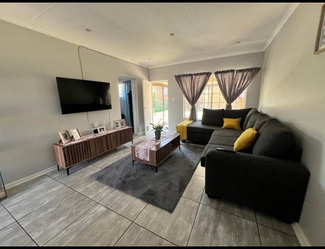 3 BEDROOM TOWNHOUSE FOR SALE IN SUNAIR PARK